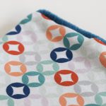 Cuello polar tipo braga para niños y bebés con estampado geométrico de colores sobre blanco