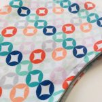 Gorrito para bebé con estampado geométrico en colores sobre blanco