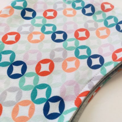 Gorrito para bebé con estampado geométrico en colores sobre blanco