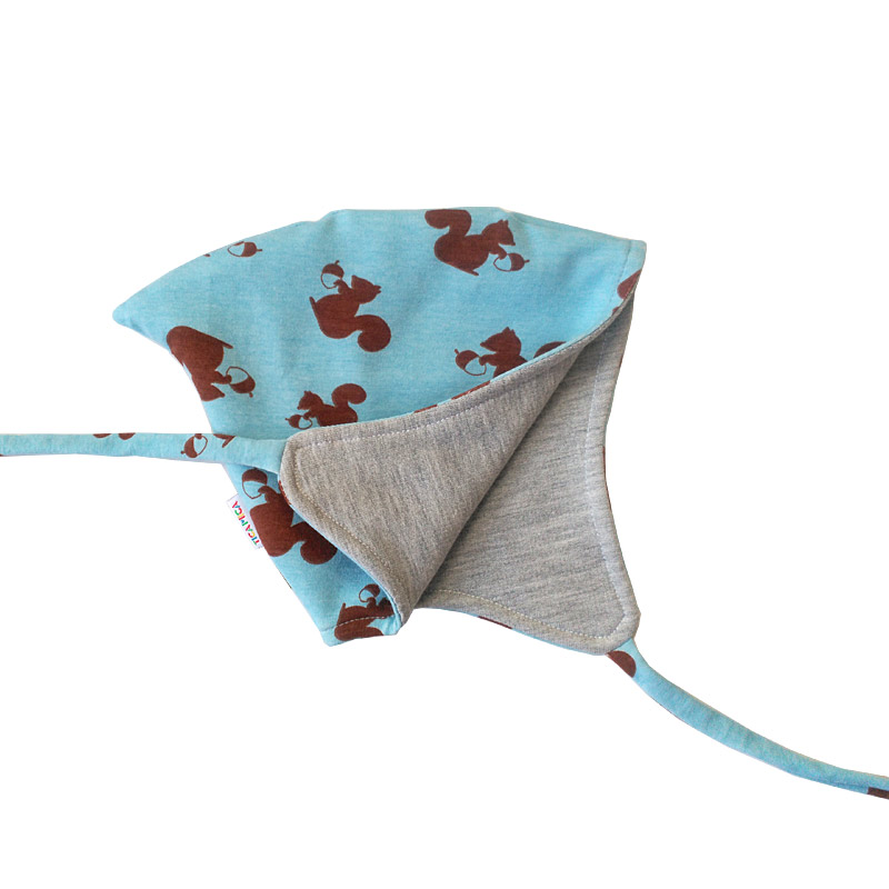 Gorrito para bebé de ardillas en marrón y azul Gorrito para bebé de ardillas en marrón y azul