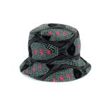 Gorro tipo pescador, en original estampado de peces en negro, gris y fucsia, por un lado y geométrico turquesa por el otro.