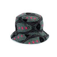 Gorro tipo pescador, en original estampado de peces en negro, gris y fucsia, por un lado y geométrico turquesa por el otro.