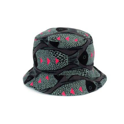 Gorro tipo pescador, en original estampado de peces en negro, gris y fucsia, por un lado y geométrico turquesa por el otro.