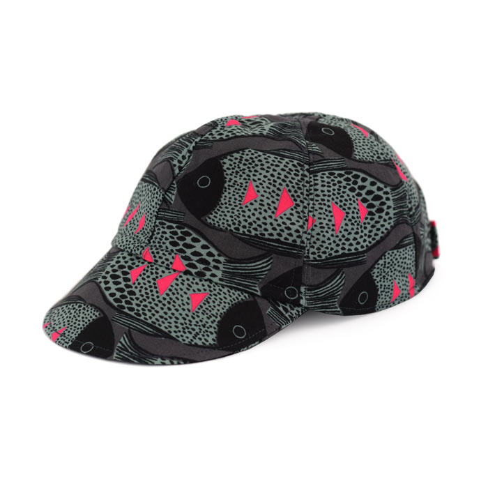 Gorra con visera Black Fish Gorra con visera y cierre con velcro. Estampado en negro y gris y detalles en fucsia