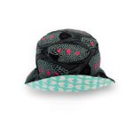 Gorro tipo pescador, en original estampado de peces en negro, gris y fucsia, por un lado y geométrico turquesa por el otro.