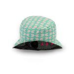 Gorro tipo pescador, en original estampado de peces en negro, gris y fucsia, por un lado y geométrico turquesa por el otro.