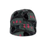 Gorra con visera y cierre con velcro. Estampado en negro y gris y detalles en fucsia