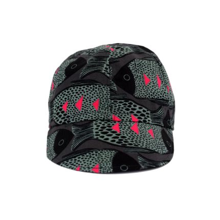 Gorra con visera y cierre con velcro. Estampado en negro y gris y detalles en fucsia