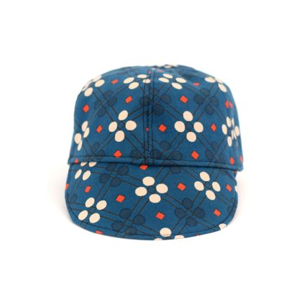 Gorra con visera ideal para proteger a los niños del sol. Con estampado vintage en azul.