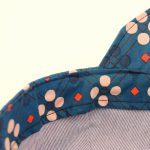 Gorra con visera ideal para proteger a los niños del sol. Con estampado vintage en azul.