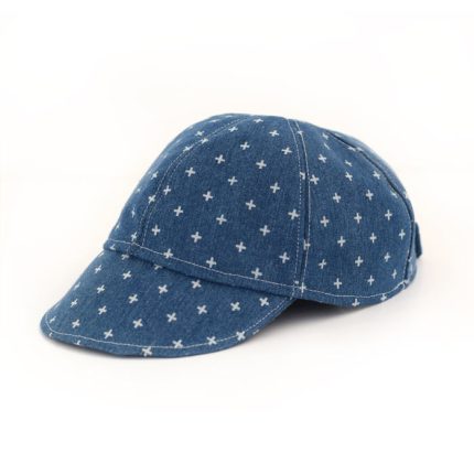 Gorra con visera y cierre con velcro. Tejido tejano con estampado en cruces blancas.