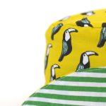 Divertido gorro tipo pescador con 2 combinaciones distintas de estampados.