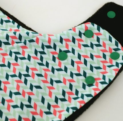 Gorro bufanda de estampado geométrico en fucsia y verde sobre blanco