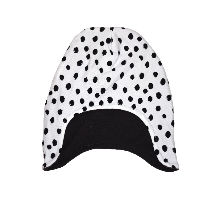 Gorro infantil de invierno con estampado de lunares en negro sobre blanco. Gorro infantil de invierno con estampado de lunares en negro sobre blanco.