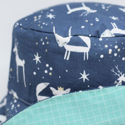 Gorro reversible de zorros y renos en azul