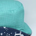Gorro reversible de zorros y renos en azul