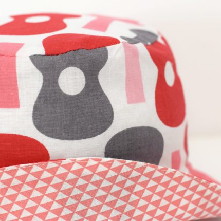 Gorro reversible tipo pescador para proteger del sol a lxs niñxs en verano