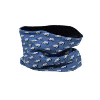 Cuello polar tipo braga con estampado de coches en azul. Protege del frío a tus hijos en invierno.