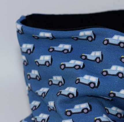 Cuello polar tipo braga con estampado de coches en azul. Protege del frío a tus hijos en invierno.