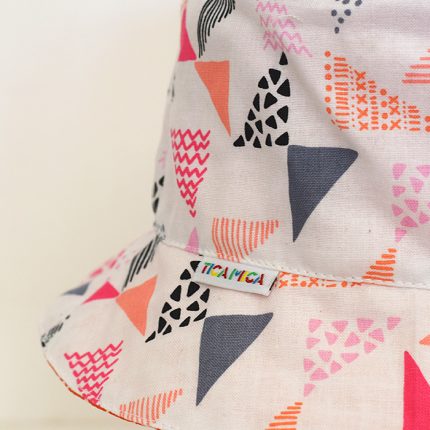 Gorro reversible tipo pescador, con original estampado ideal para proteger del sol a pequeños