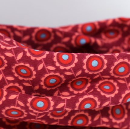 Cuello entretiempo en rojo de flores.