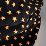 Cuello de entretiempo de estrellas amarillas sobre negro
