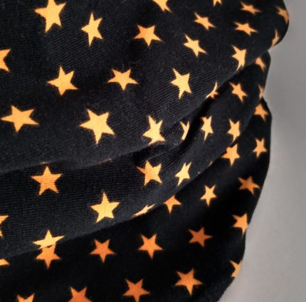 Cuello de entretiempo de estrellas amarillas sobre negro
