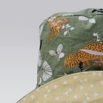 Gorro reversible de animales en verde
