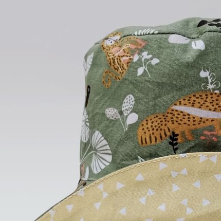 Gorro reversible de animales en verde