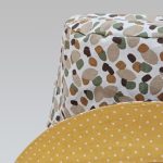 Detalle gorro reversible de motas de camuflaje