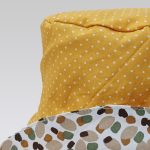 Detalle gorro reversible de motas de camuflaje