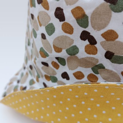 Detalle gorro reversible de motas de camuflaje
