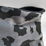 Cuello polar animal print gris y negro