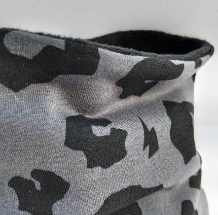 Cuello polar animal print gris y negro