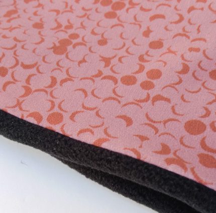 Detalle cuello polar lunas en rojo rosado