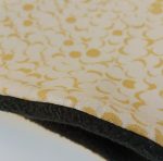 Detalle cuello polar lunas amarillo