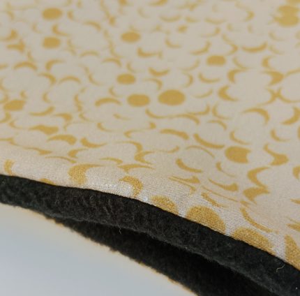 Detalle cuello polar lunas amarillo