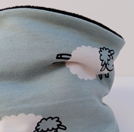 Detalle de cuello polar de ovejas en azul celeste