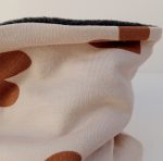 Detalle cuello polar infantil de corazones