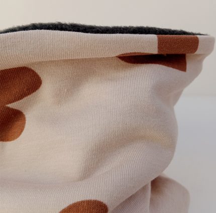 Detalle cuello polar infantil de corazones