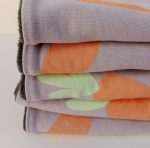 Detalle cuello polar infantil zanahorias