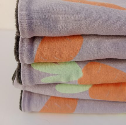 Detalle cuello polar infantil zanahorias