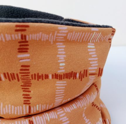 detalle cuello polar naranja