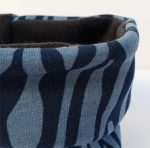 detalle de cuello polar de rayas de zebra en azul